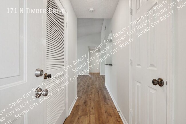 Building Photo - Donelson! Available now! Spacious 2 bedroo...
