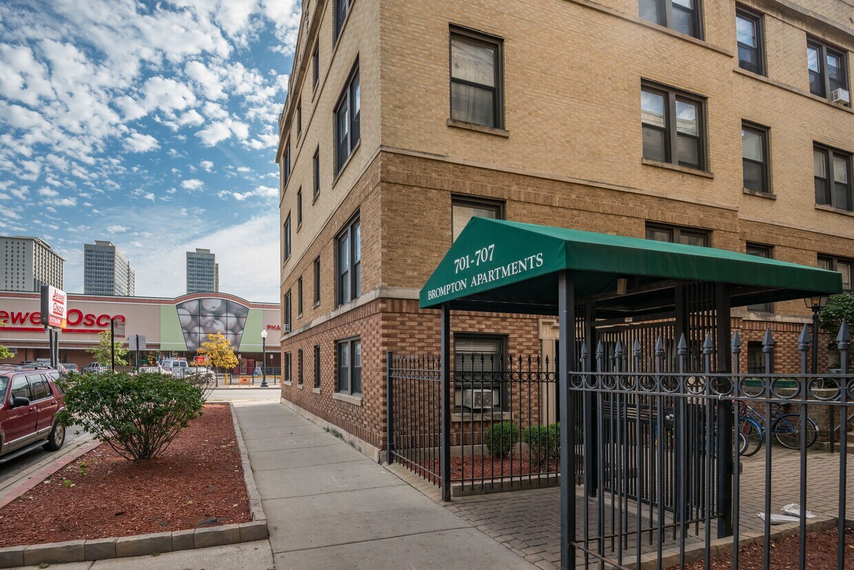 Primary Photo - 701 W Brompton