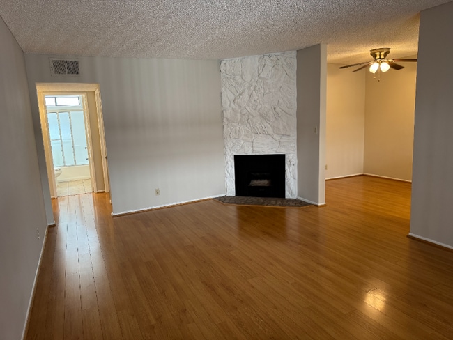 Building Photo - 725 E Providencia Ave