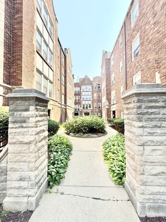 Building Photo - 2801 W Lunt Ave