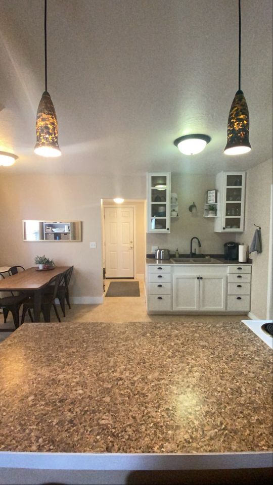 Building Photo - 322 W 2nd St