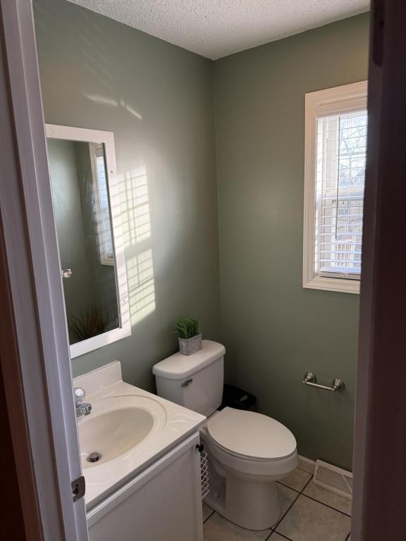 Building Photo - 712 S Cherokee St