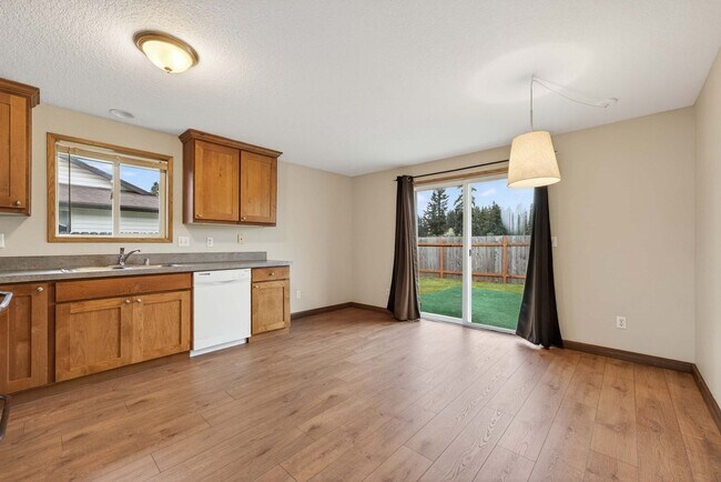 Foto del edificio - 3 Bedroom 2 Bath Single Level with fenced back yard