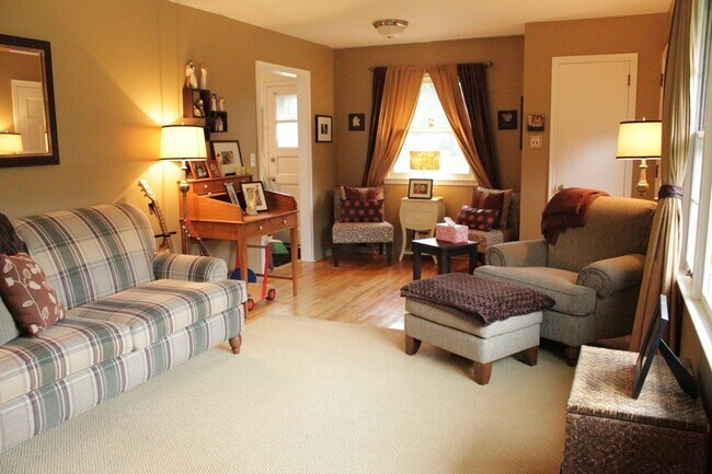 Foto del edificio - Light-Filled 3bd/2ba Rambler in Prime West Bloomington Location - Available April 1st.
