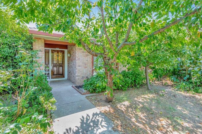 Primary Photo - Stunning, 3-Bedroom Home with Pool and Spa...