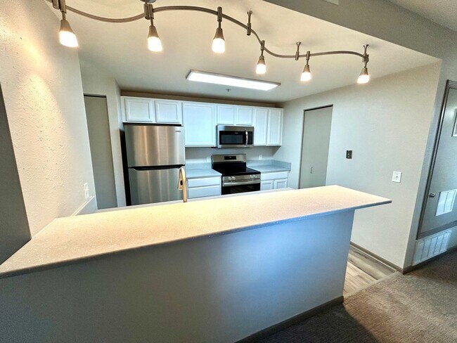 Foto del edificio - Downtown living at its finest. Limited tim...