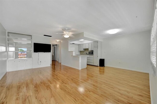 Building Photo - 650 Pinellas Point Dr S