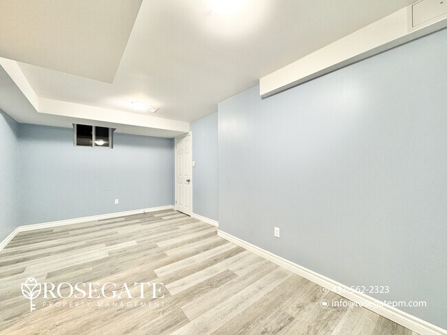 Photo du bâtiment - Spacious 3-Bedroom Basement Apartment with Parking & Shared Backyard in Whitby