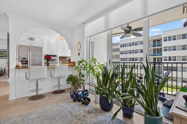 Building Photo - 1238 Hillsboro Mile