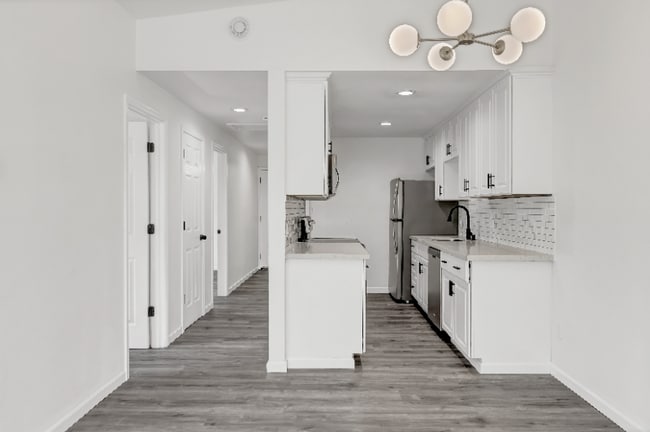 Building Photo - 10607 Des Moines Memorial Dr