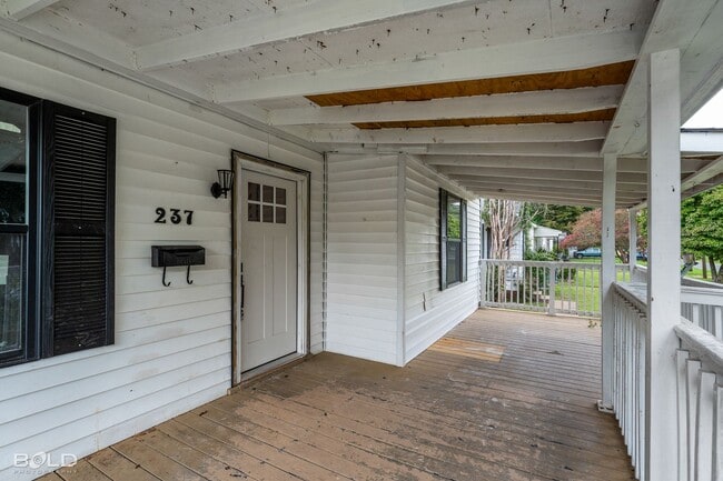 Building Photo - 237 E Elmwood St