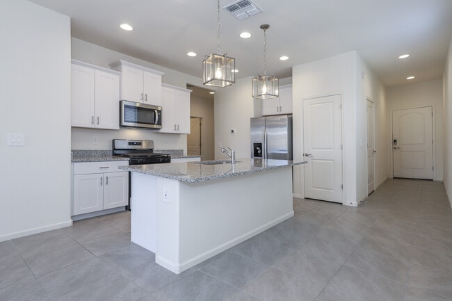 Building Photo - 4882 E Greenway Wash Dr