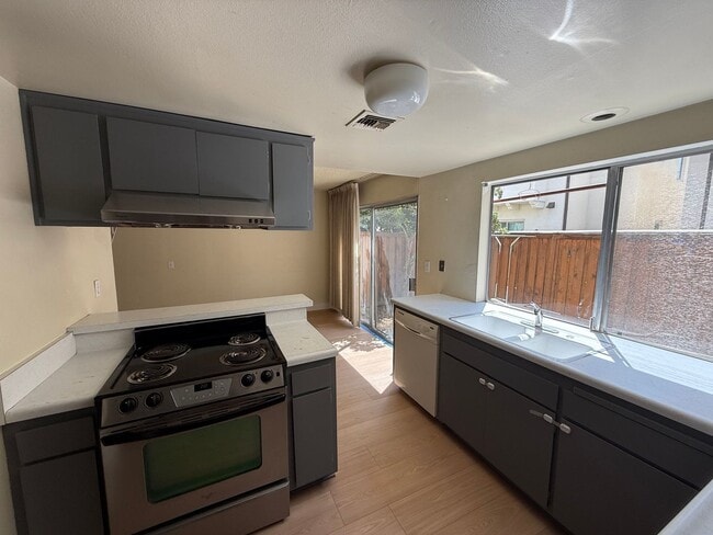 Foto del edificio - Bright and Airy 2 Story 2 BR/1.5BA townhom...
