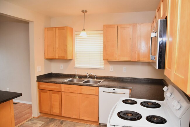 Building Photo - 2 Bedroom 1 Bath Charmer in Tacoma's McKin...