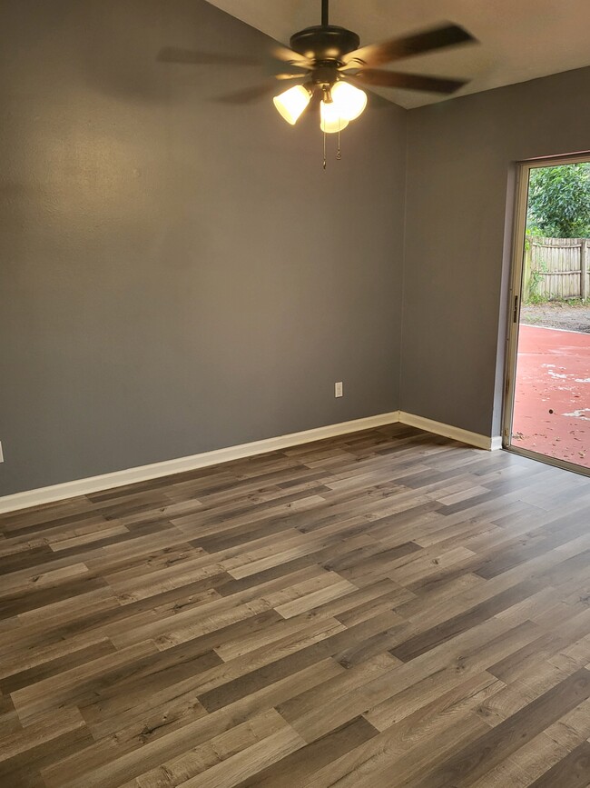 Building Photo - 2219 Groveland Dr
