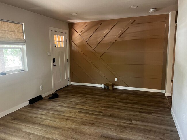 Foto del edificio - Charming 2-bed, 1-bath home in Sunnyside neighborhood, with private fenced backyard.