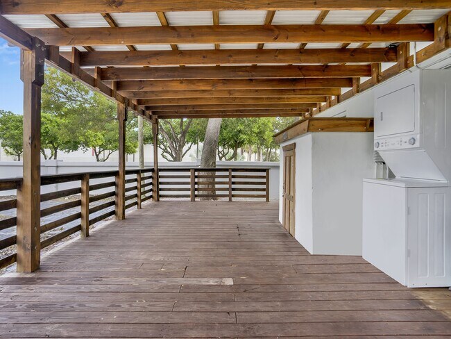 Foto del edificio - 2055 NE 140th St