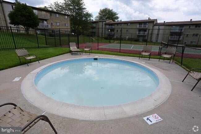 Foto del edificio - 717 Country Village Dr