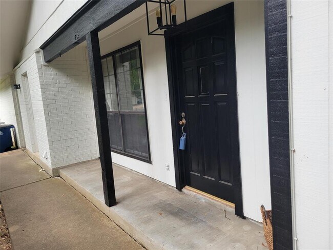 Building Photo - 8604 Mesa Dr