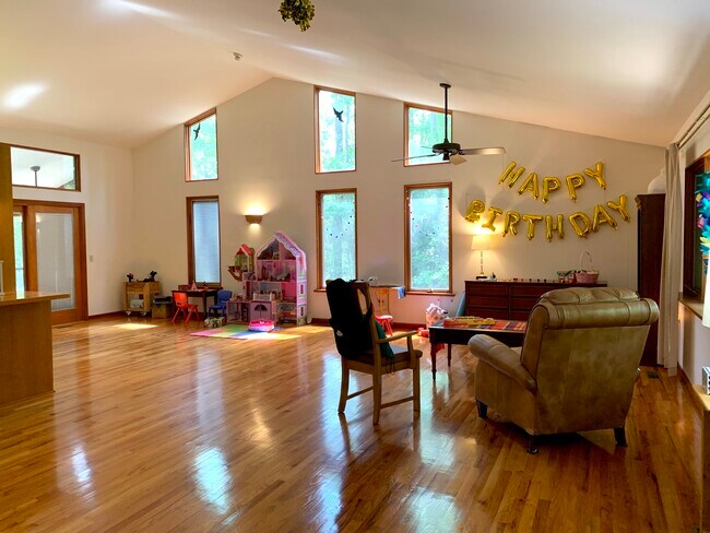 Building Photo - 9548 Oak Hollow Trl