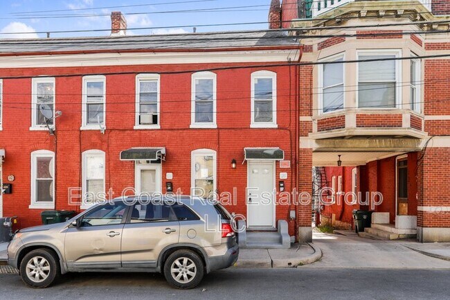 Building Photo - 128 1/2 S Locust St