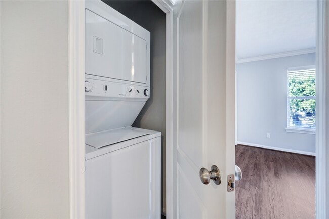 Building Photo - 835 Heights Blvd