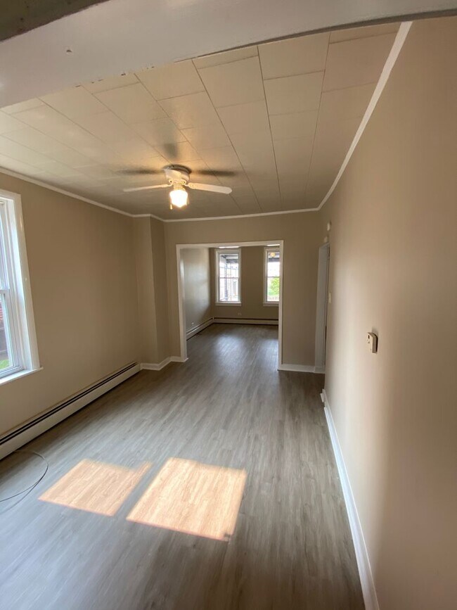 Building Photo - Large 2 BD End Unit With Off Street Parkin...