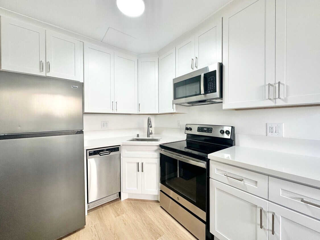 Foto principal - 3424 S Centinela Ave Los Angeles, CA 90066
