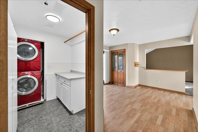 Foto del edificio - Spacious 4-Bedroom Home Minutes from Downt...