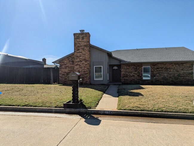 Foto del edificio - Spacious Home Near Tinker AFB with Storm Shelter & Wood Privacy Fence!