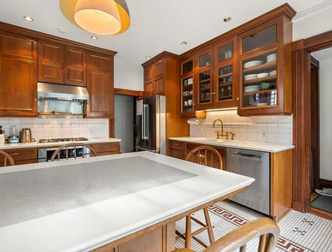 Building Photo - 7/1 Beatiful, elegant Pine Hill single fam...