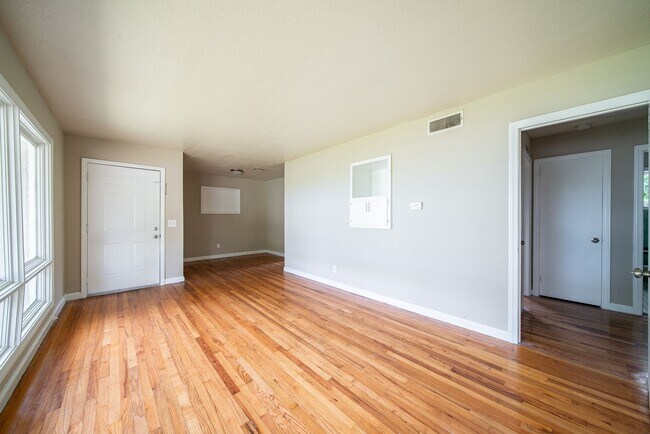 Foto del edificio - Coming Soon! Spacious 5 Bedroom 3 Bath Home