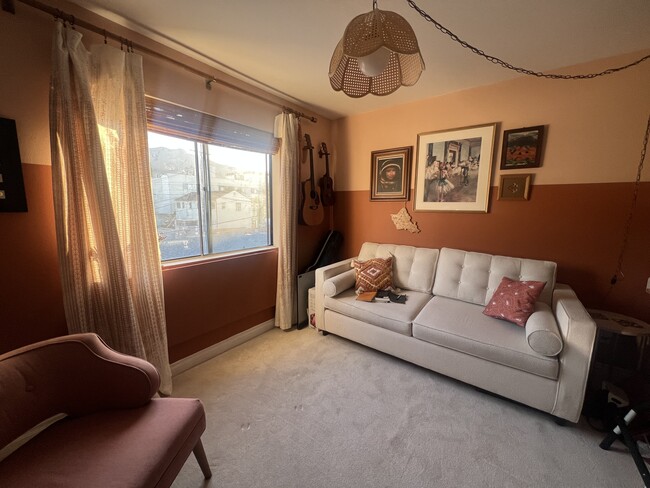 Conversión de oficina a dormitorio: Escritorio desplegable bajo la ventana con vista a la montaña. Cómoda cama queen plegable. - 620 E Harvard Rd