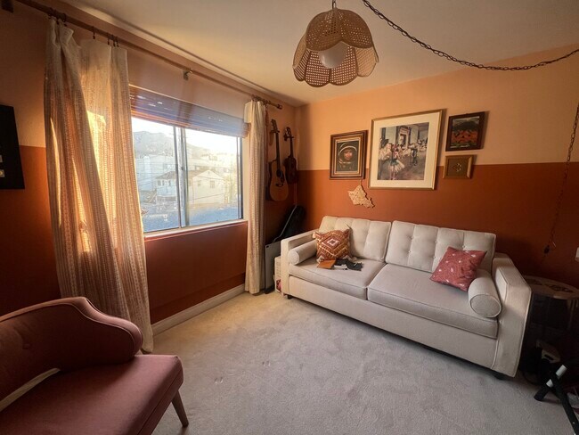 Conversión de oficina en dormitorio: escritorio plegable bajo la ventana con vista a la montaña. Cómoda cama matrimonial plegable. - 620 E Harvard Rd