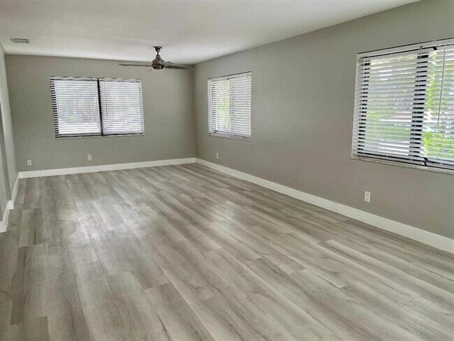 Foto del edificio - 821 N Victoria Park Rd