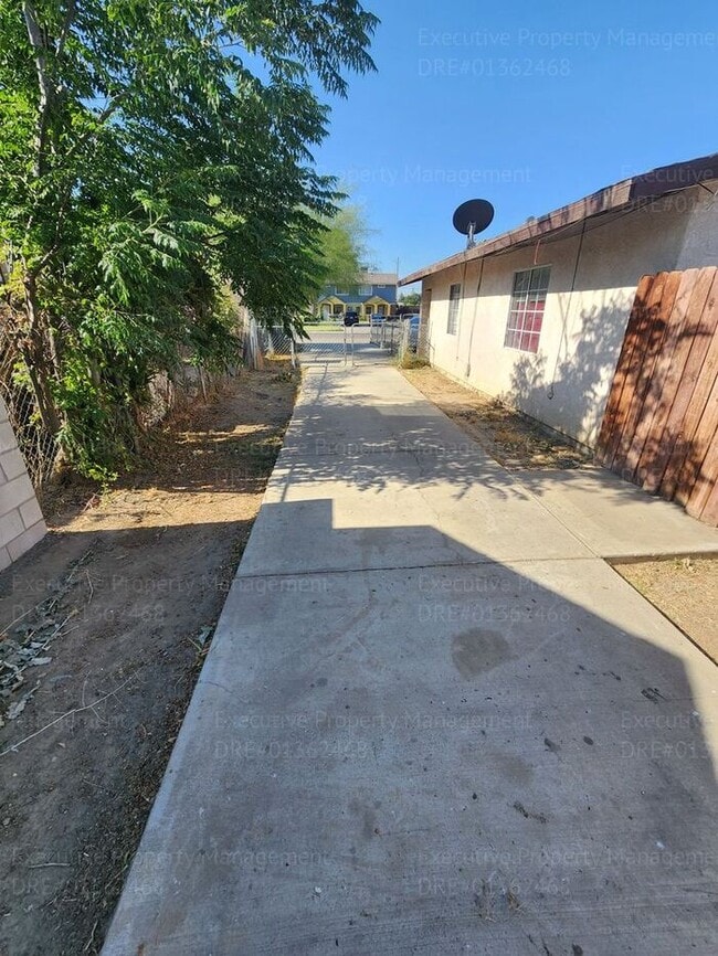 Building Photo - 2 bedroom 1 bath back house