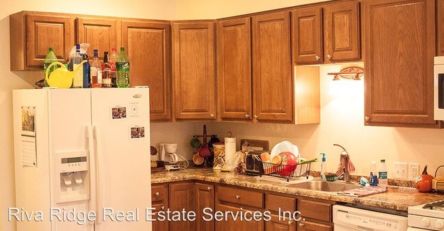 Building Photo - 4 br, 2 bath Apartment - 142 Pius St.