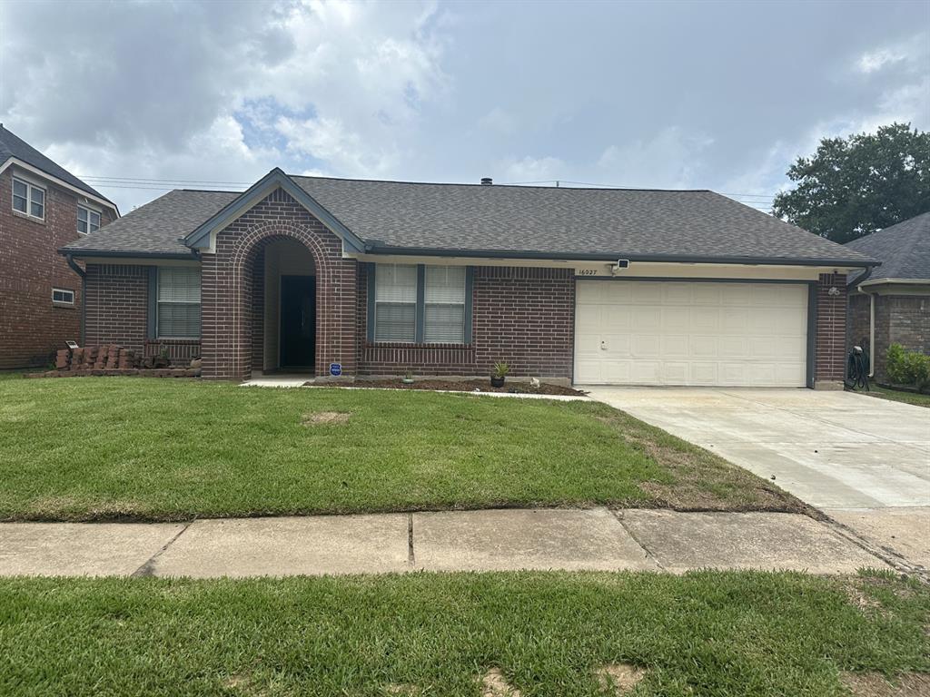 Foto principal - 16027 Surrey Woods Dr