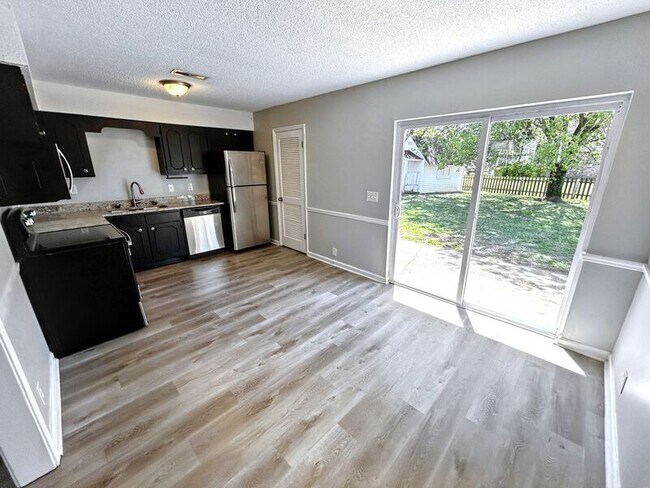 Foto del edificio - 409 Alexander Dr