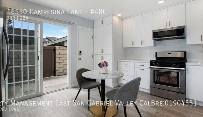 Building Photo - BEAUTIFUL TWO BEDROOM TOWNHOME IN PRIME HU...