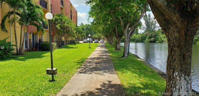 Foto del edificio - 4721 NW 7th St