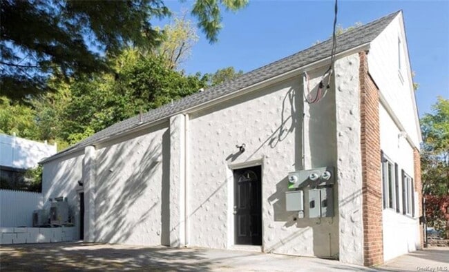 Building Photo - 65 Circuit Ave