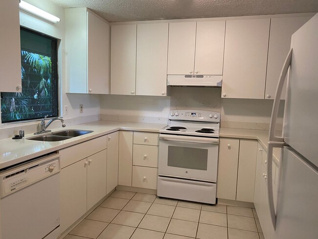Building Photo - 3BR/2.5BA Condo in Wainaku - Hale Huki