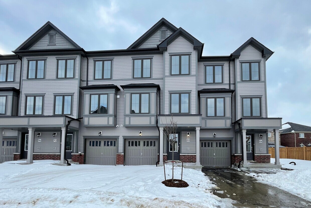 Primary Photo - Stunning 3-Bedroom Townhouse for Rent in B...