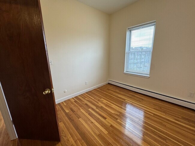 Foto del edificio - 160 North Beacon St