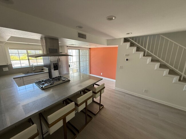 Building Photo - 2 bed / 2 bath two story in prime La Cresc...