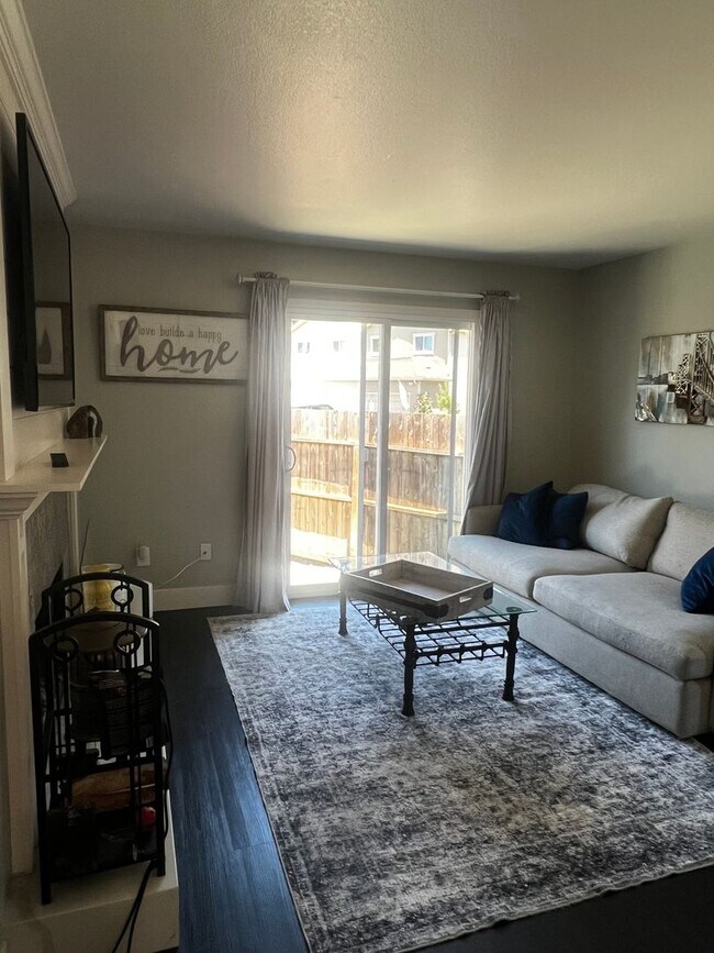 Foto del edificio - Modern 3 Bed / 2 Bath End Unit Home for Re...