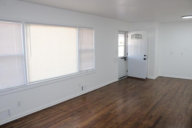 Building Photo - 829 W Charles St