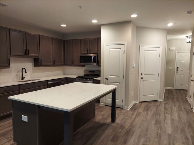 Building Photo - In-Town Townhome for rent in Monroe Heights!