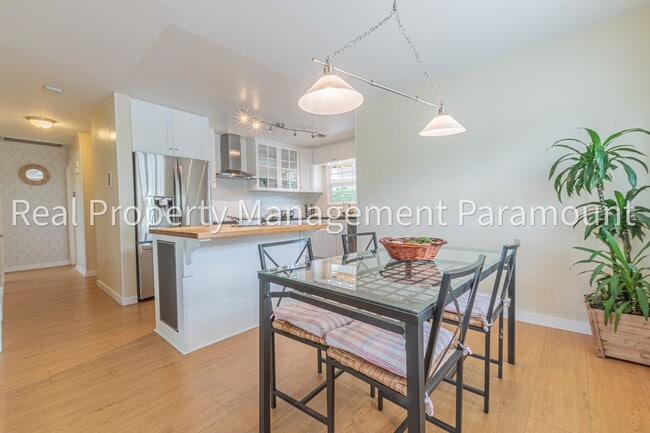 Building Photo - Modern, Eco-Friendly 4BR Home with Views i...